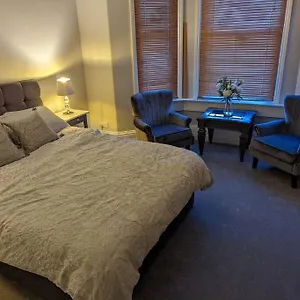 https://gorgeous-cosy-flat-with-free-parking-and-garden.tophotelsbath.com